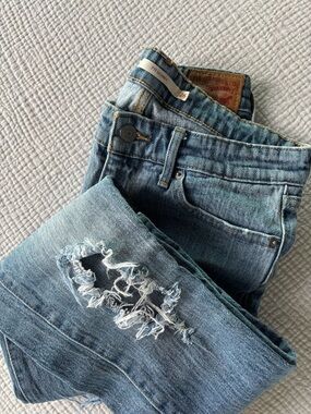 Levi’s 711 Skinny Jeans Distressed Light Wash Size 26